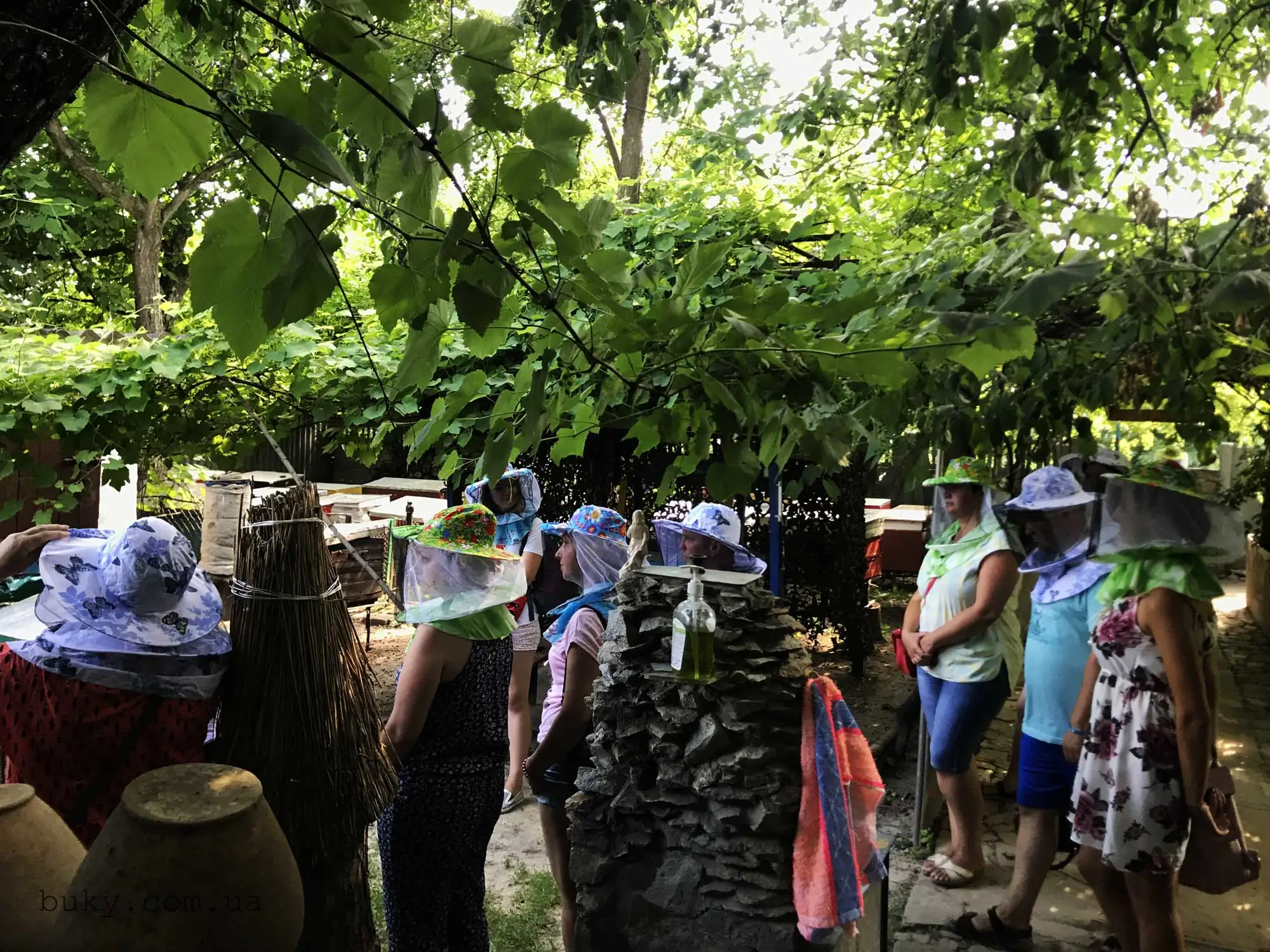 Туристик під час екскурсії Буцькою пасікою