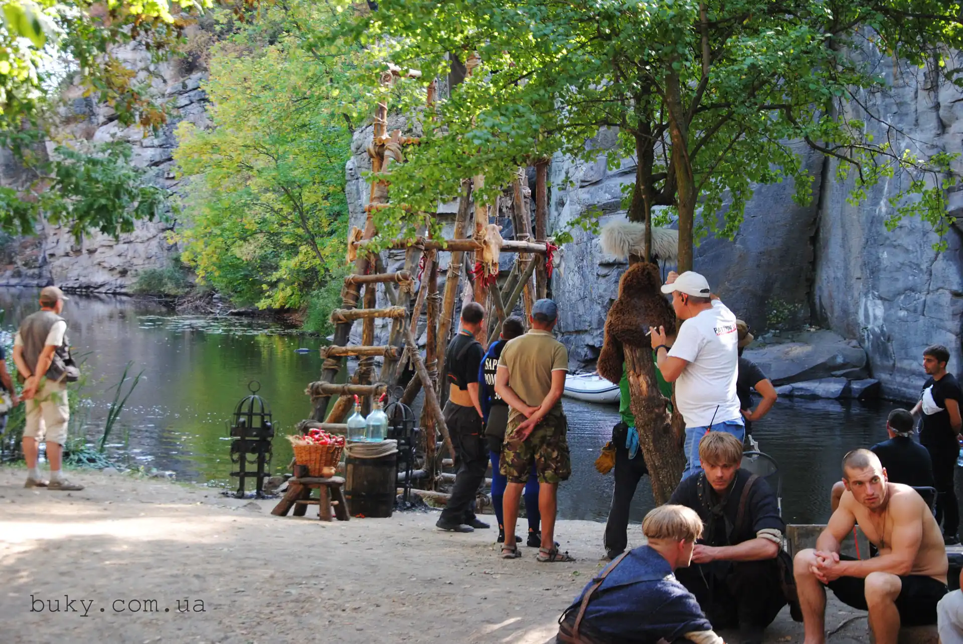 За лаштунками зйомок серіалу "Абсолютно брехлива історія" в Буках