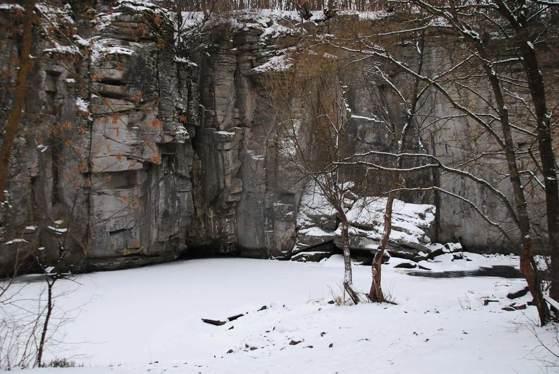 Печера на Буцькому каньйоні зимою