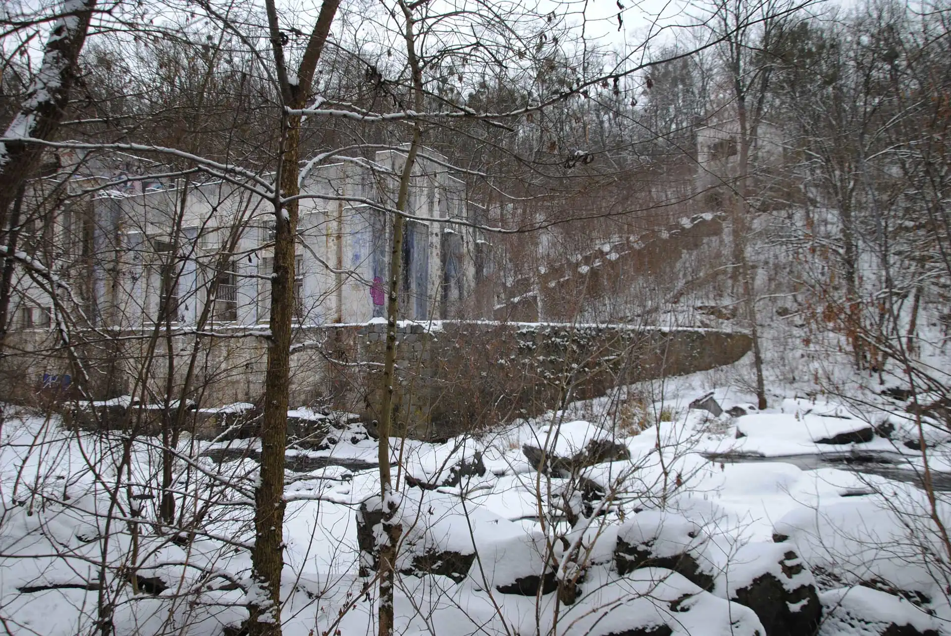 Головна споруда Буцької ГЕС взимку